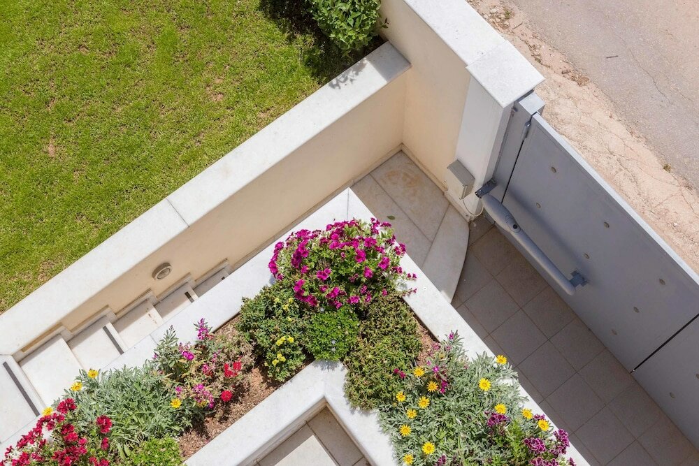 Фото Bright & Spacious two-floor Family Garden Home