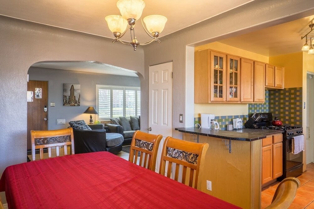 Фото The Retro Escape City Park Hot Tub & Movie Theater