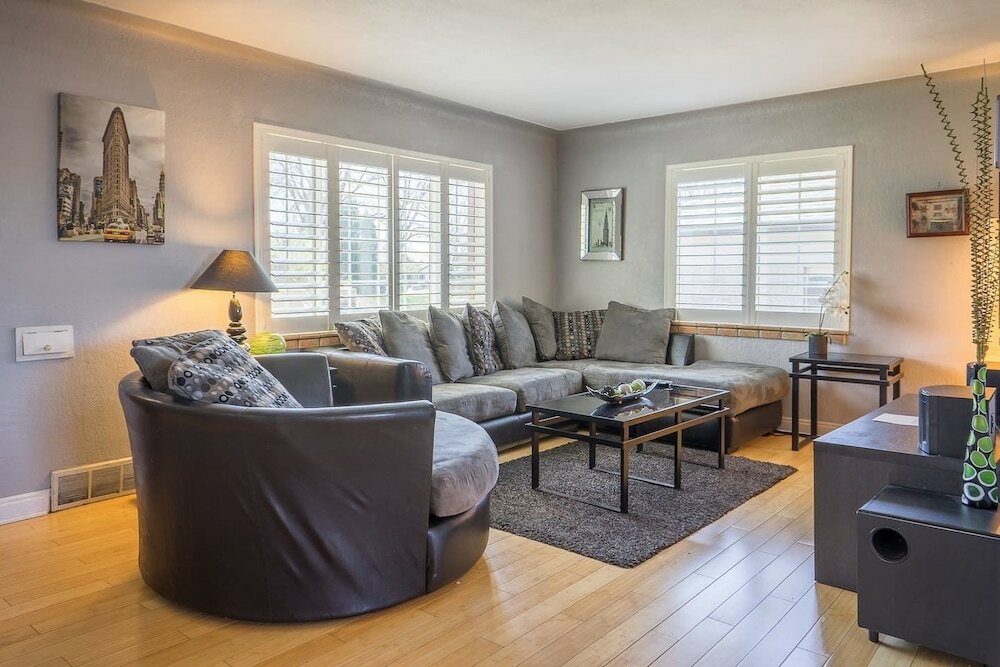 Фото The Retro Escape City Park Hot Tub & Movie Theater