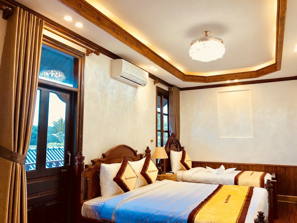 Фото Merry Riverside Hotel