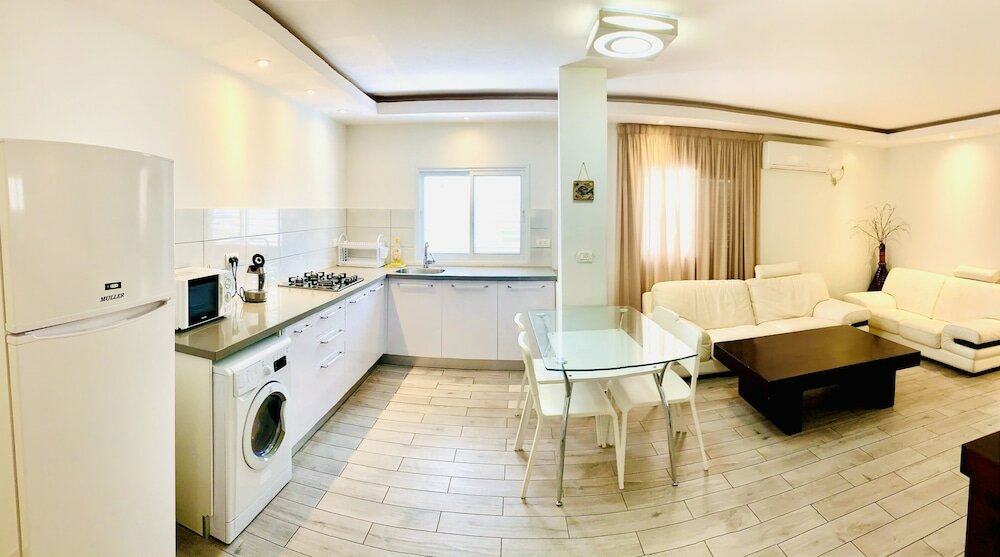 Фото Royal Lea Apartments