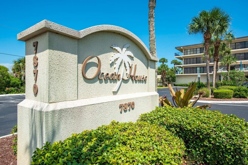 Фото Crescent Beach Condos