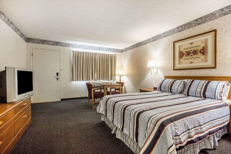 Гостиница Econo Lodge Inn & Suites near China Lake Naval Station