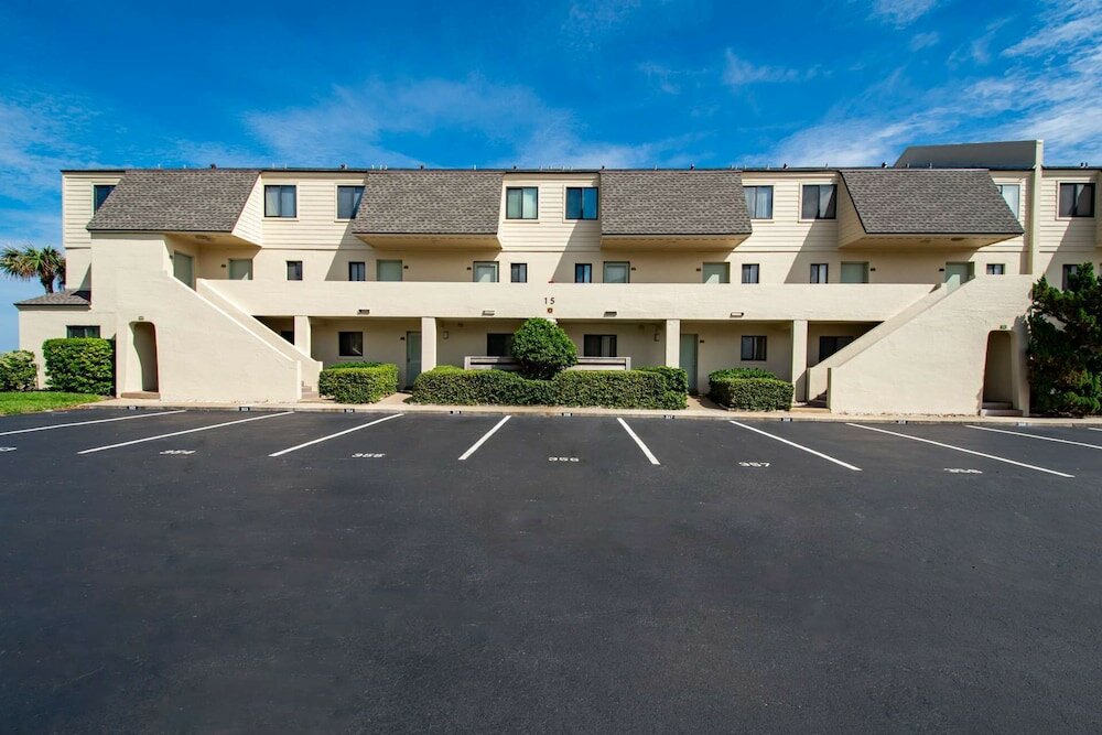 Фото Crescent Beach Condos