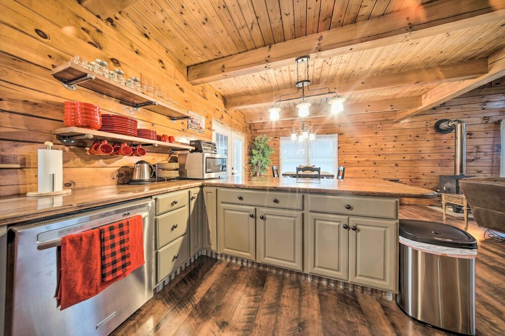 Фото Secluded Panama Cabin on 36 Acres w Hot Tub!