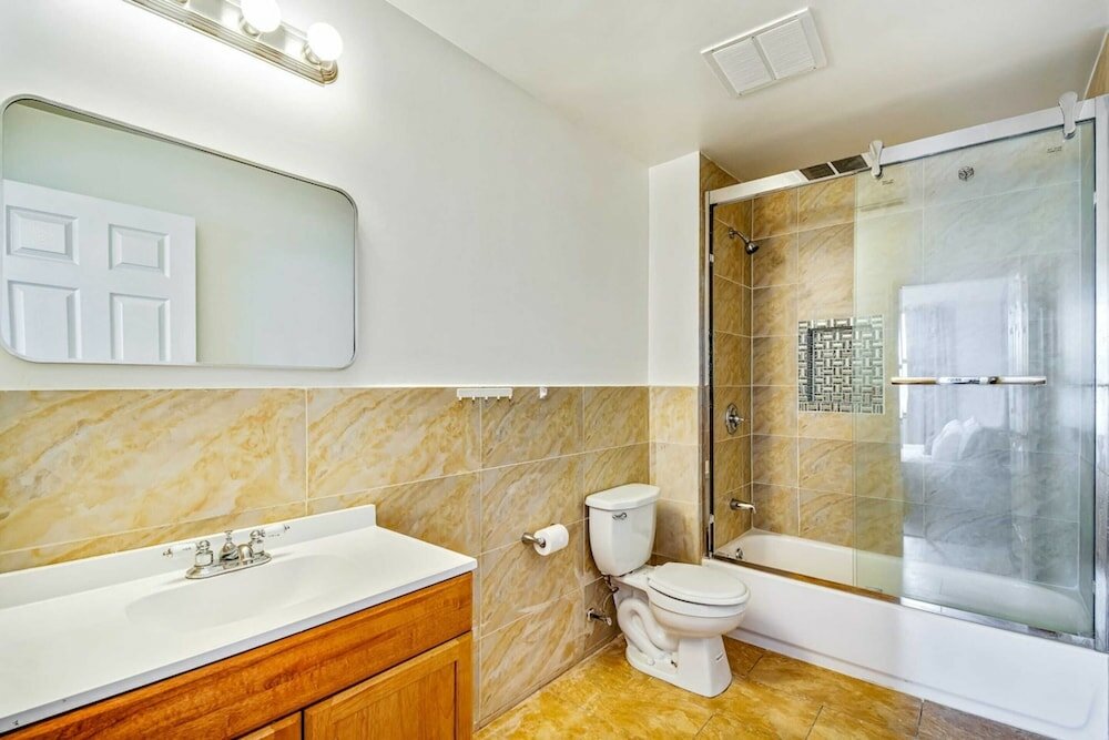 Фото Classic, Modern With a Splash of Glam 2bd Apt