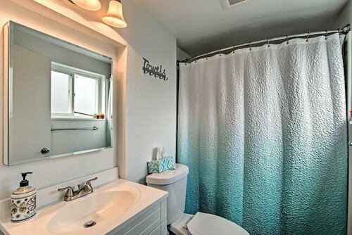 Гостиница Lovely Tacoma Cottage w Fire Pit, Near Dtwn! в Такоме