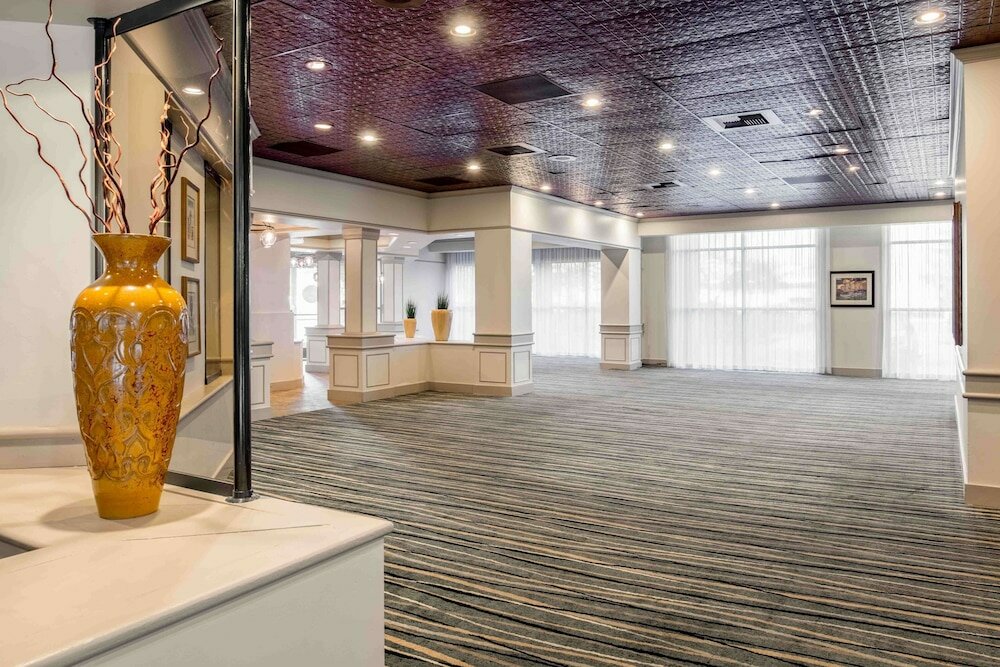 Фото Embassy Suites by Hilton Seattle Tacoma International Airport