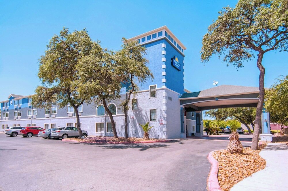 Фото Days Inn by Wyndham Suites San Antonio North/Stone Oak