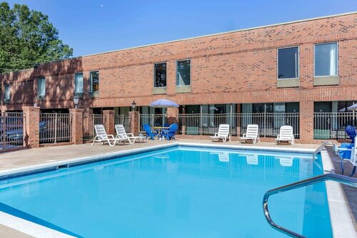 Гостиница Days Inn & Suites by Wyndham Rocky Mount Golden East в Роки-Маунт