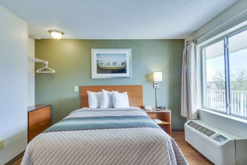 Фото HomeTowne Studios by Red Roof Austin