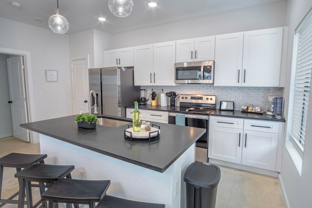 Фото Brand New 2 Stylish 3br Near Exciting Downtown