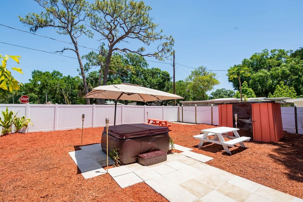 Фото Sleeps 4 Hot Tub Fenced Inn