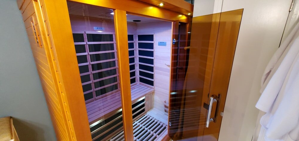 Фото Couples Retreat With Hot Tub, Sauna and Steam Room