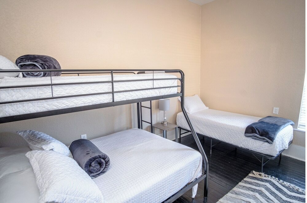 Фото 3 Br/1 Ba Remodeled Home Near Downtown