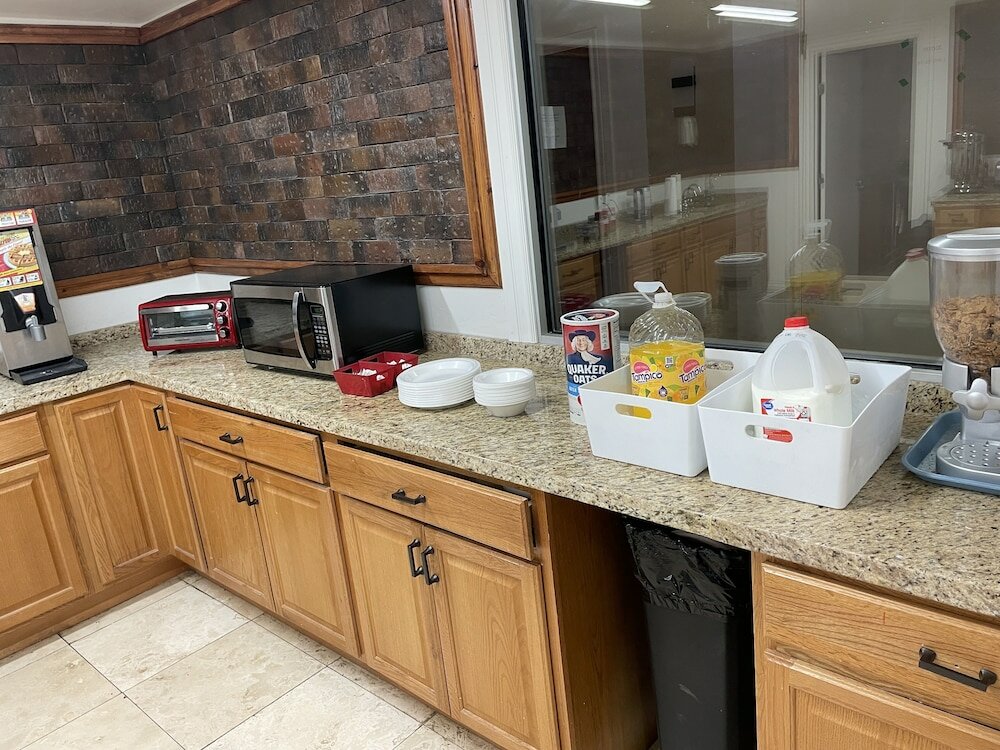 Фото B&j Hotel and Apartment