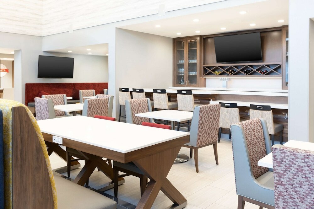 Фото Hampton Inn & Suites Santa Rosa Sonoma Wine Country