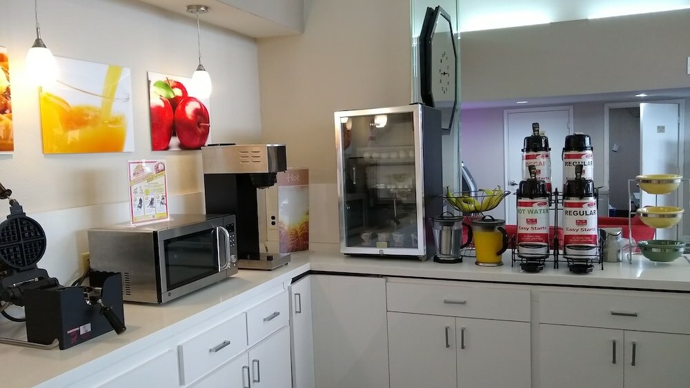 Фото Econo Lodge Inn & Suites West - Energy Corridor