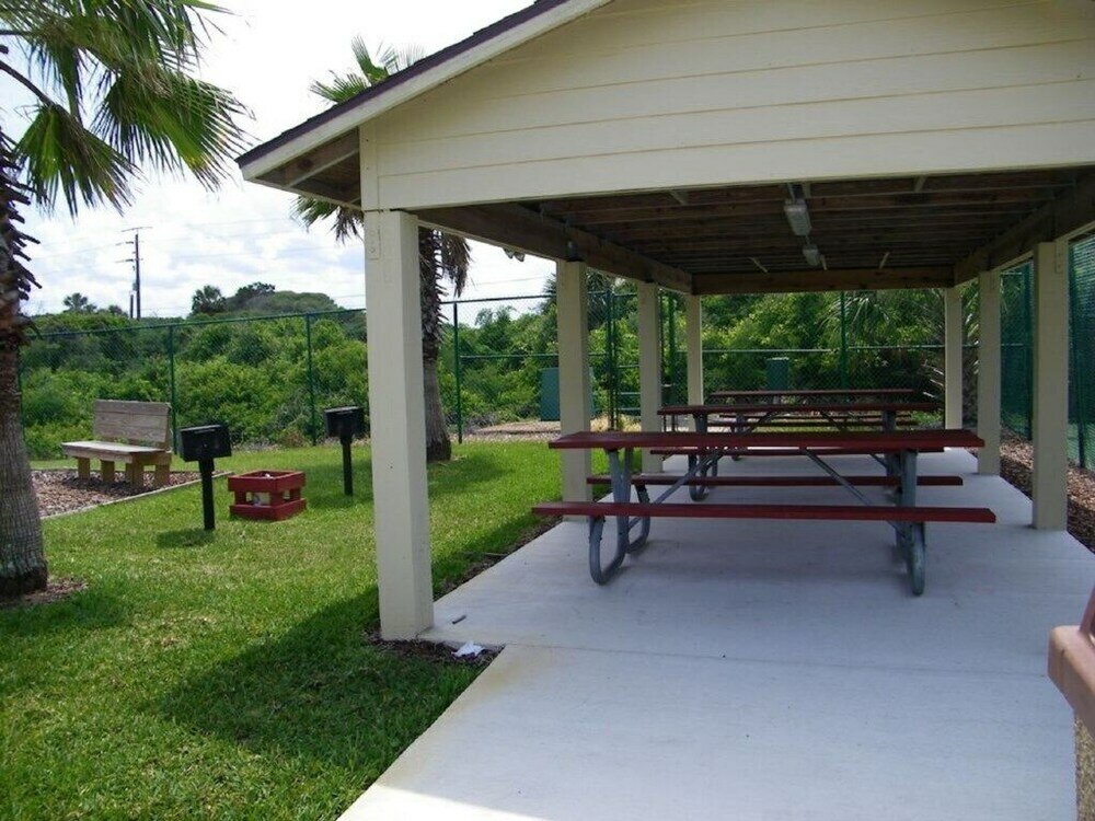 Фото Sleeps 6, Ocean View Condo, 4 Heated Pools - Summerhouse 232