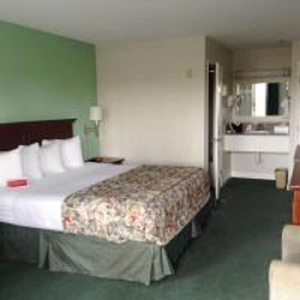 Фото Ramada by Wyndham Oceanside