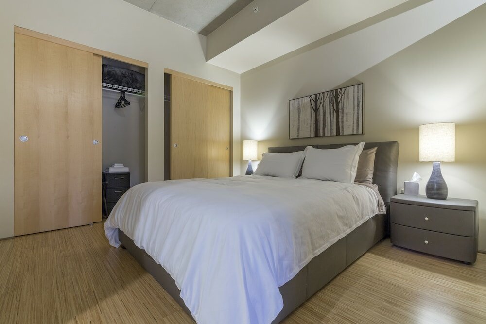 Фото Domicile Suites at Mark on 8th