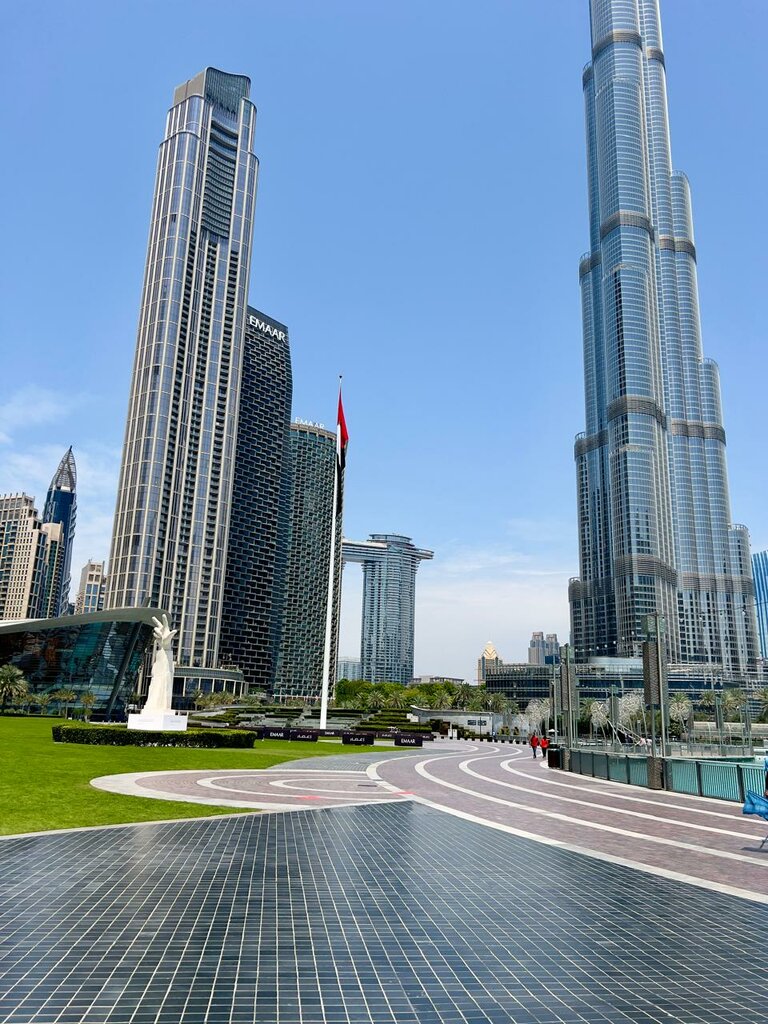 Genre sculpture Emaar Dubai, Dubai, photo