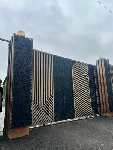 Қыз жарқырап тұр