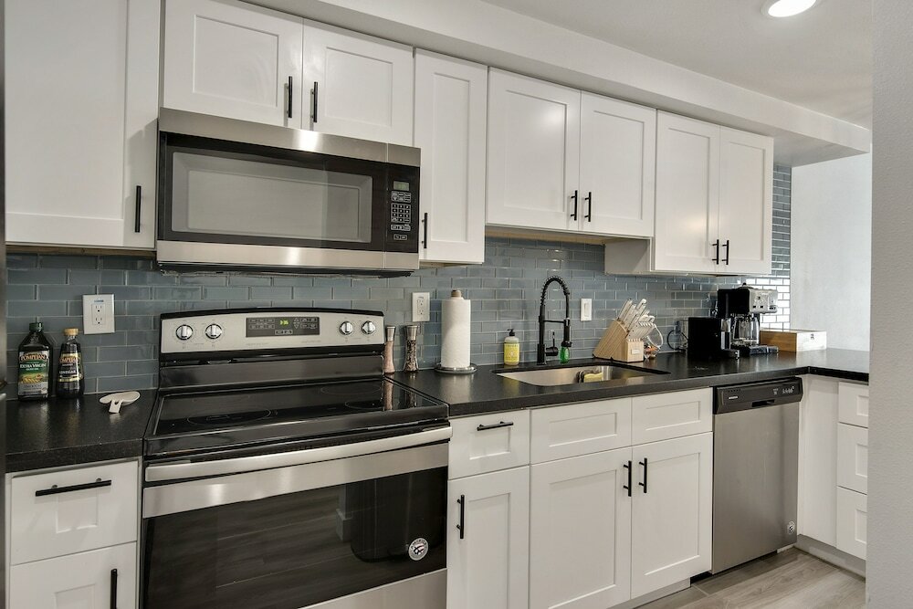 Фото Loren at The Sophia Heated Pool Gym