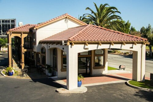 Гостиница SureStay Plus by Best Western Santa Clara Silicon Valley в Санта-Кларе