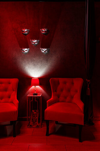 Ит стиліндегі әдемі азиялық әйел