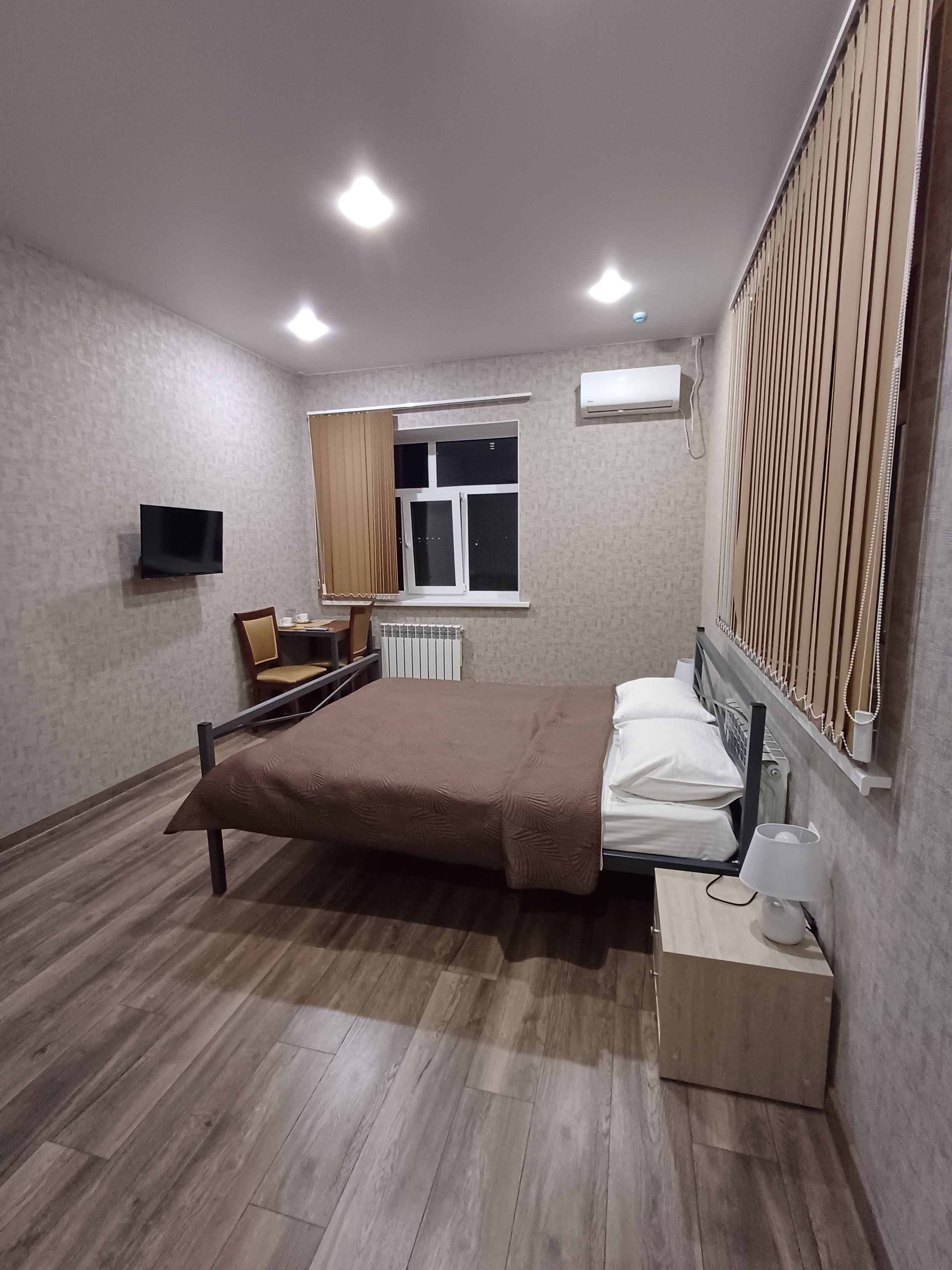 Фото Де факто