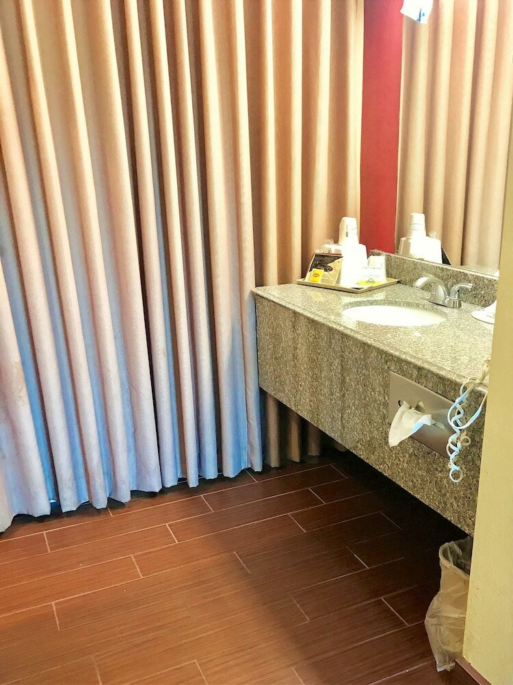 Фото Days Inn by Wyndham East Albuquerque