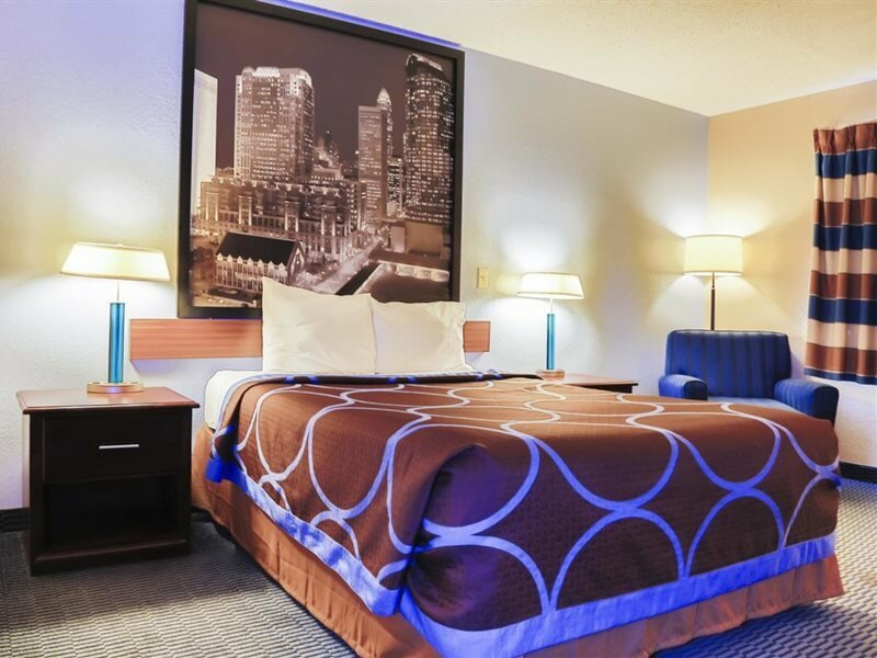 Фото Super 8 by Wyndham Charlotte University