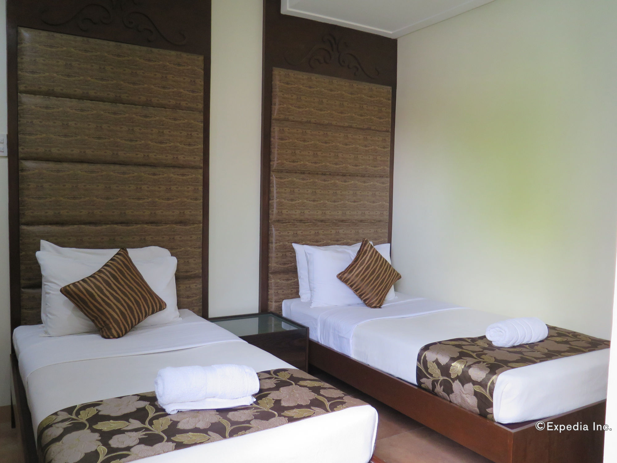 Фото 717 Cesar Place Hotel