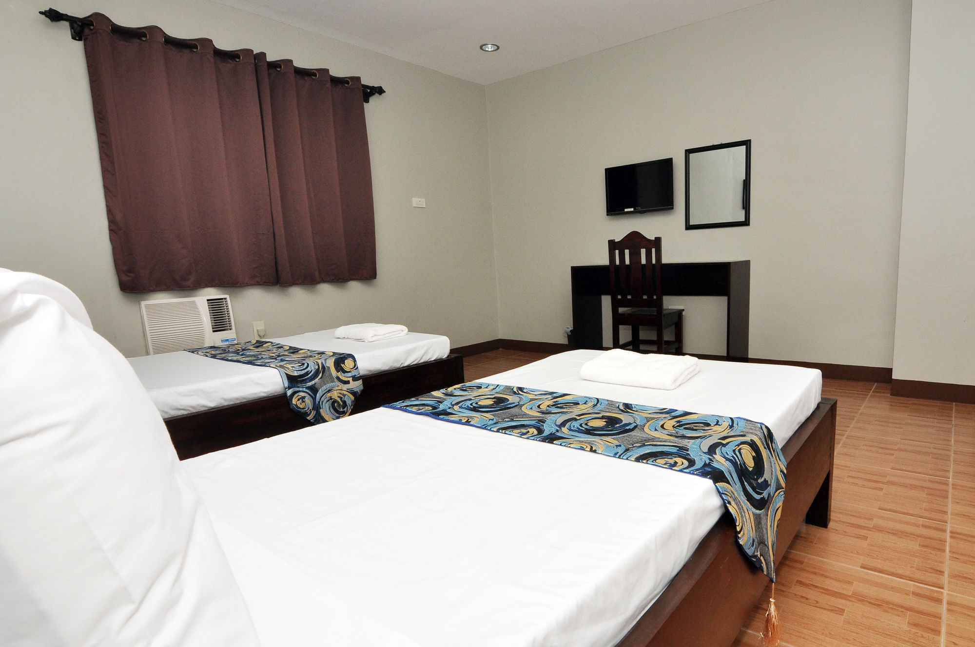 Фото Harbour Gardens Tourist Inn