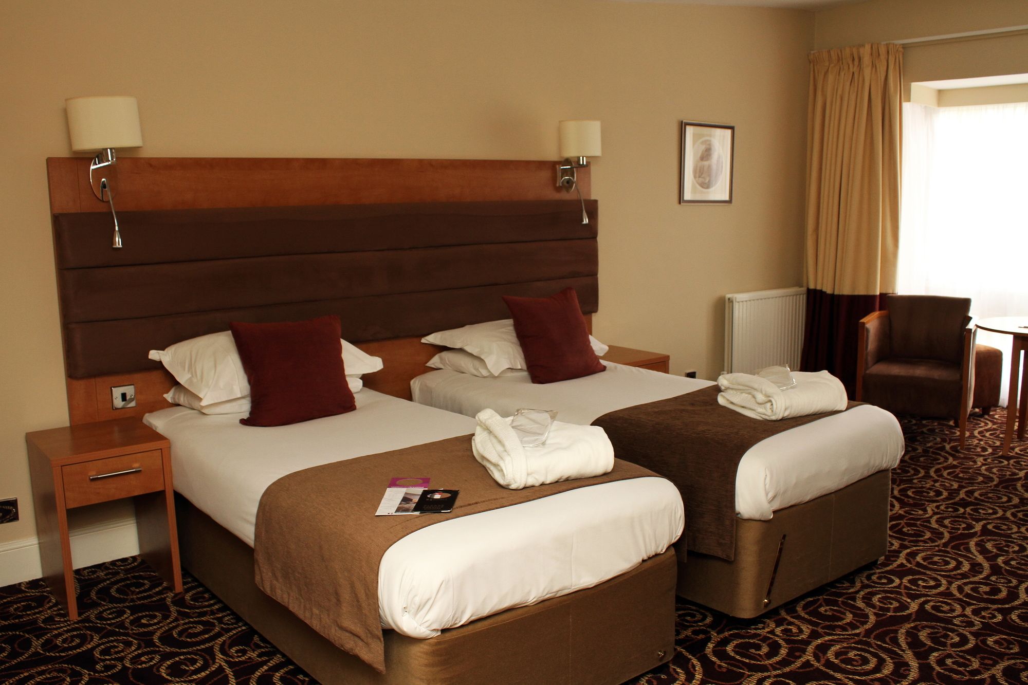 Фото Legacy Rose & Crown Hotel