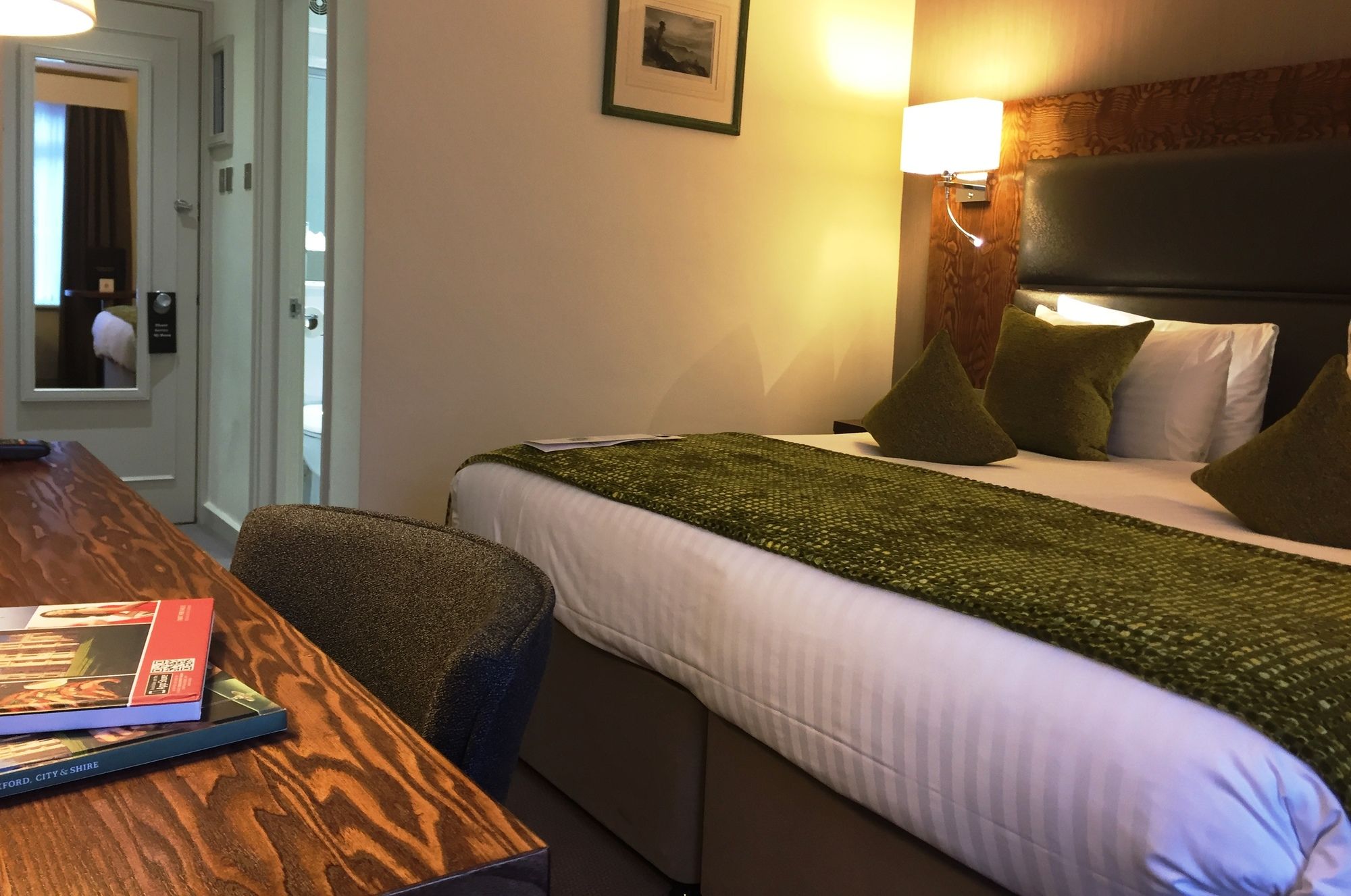 Фото Cotswold Lodge Hotel