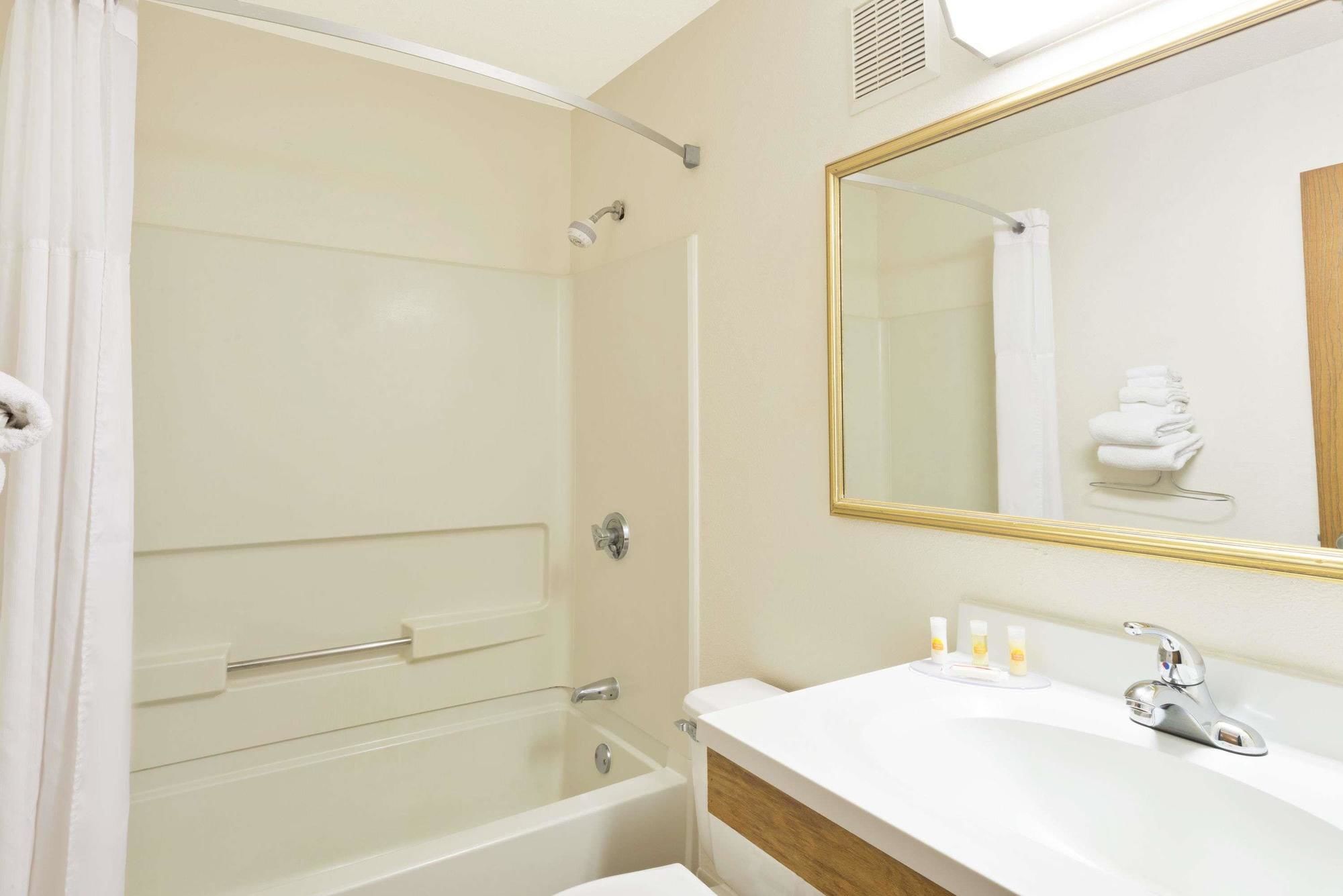 Фото Days Inn by Wyndham Brunswick Bath Area