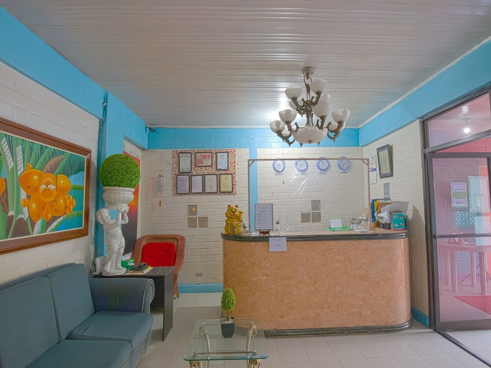 Фото Oyo 749 La Maria Pension And Tourist Inn Hotel