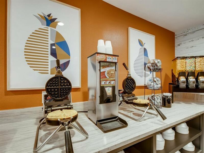 Фото Orangewood Inn & Suites Midtown