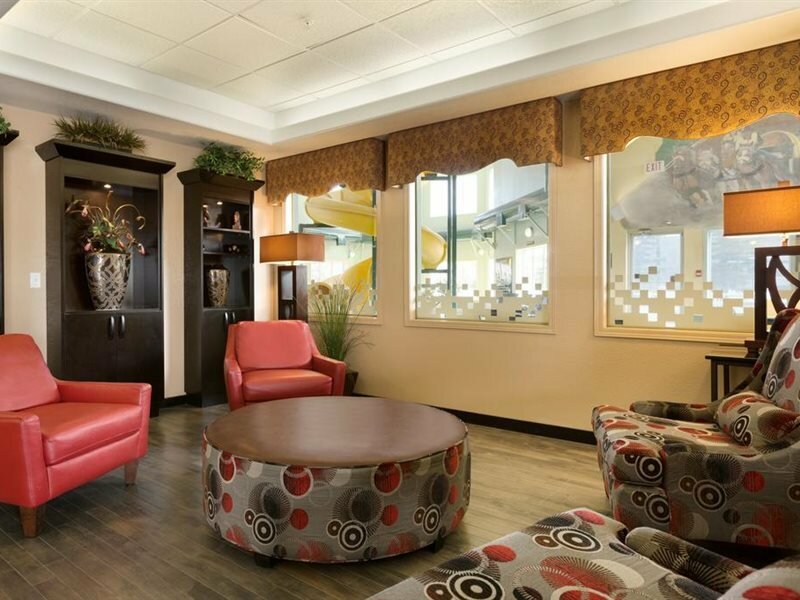 Фото Super 8 by Wyndham Calgary Shawnessy Area