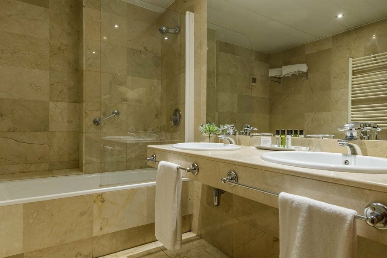 Фото Aparthotel Mariano Cubi Barcelona