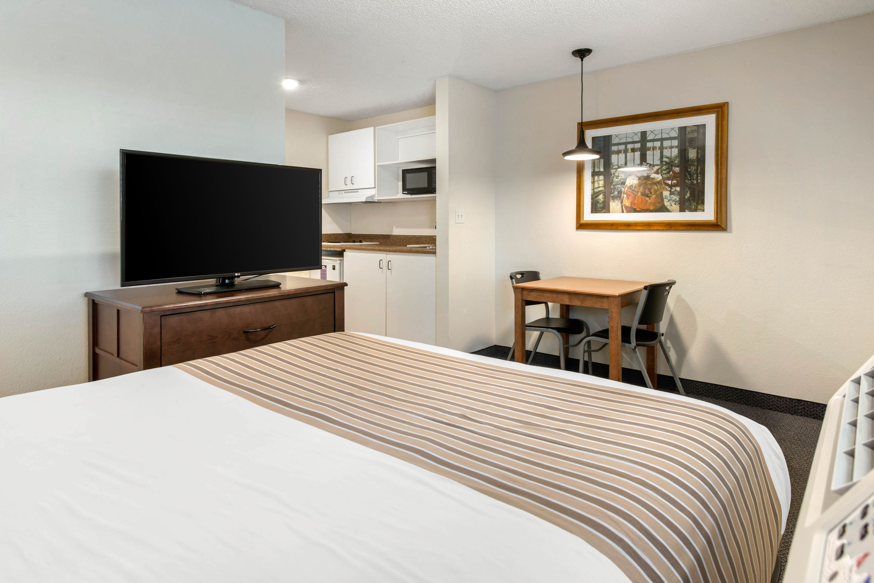 Фото Comfort Suites Orlando Airport