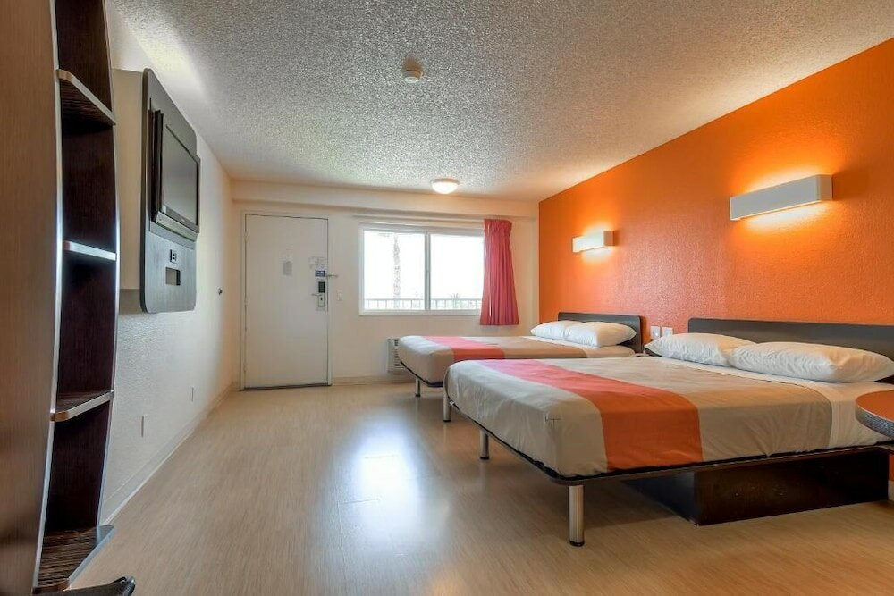 Фото Motel 6 Anaheim Maingate