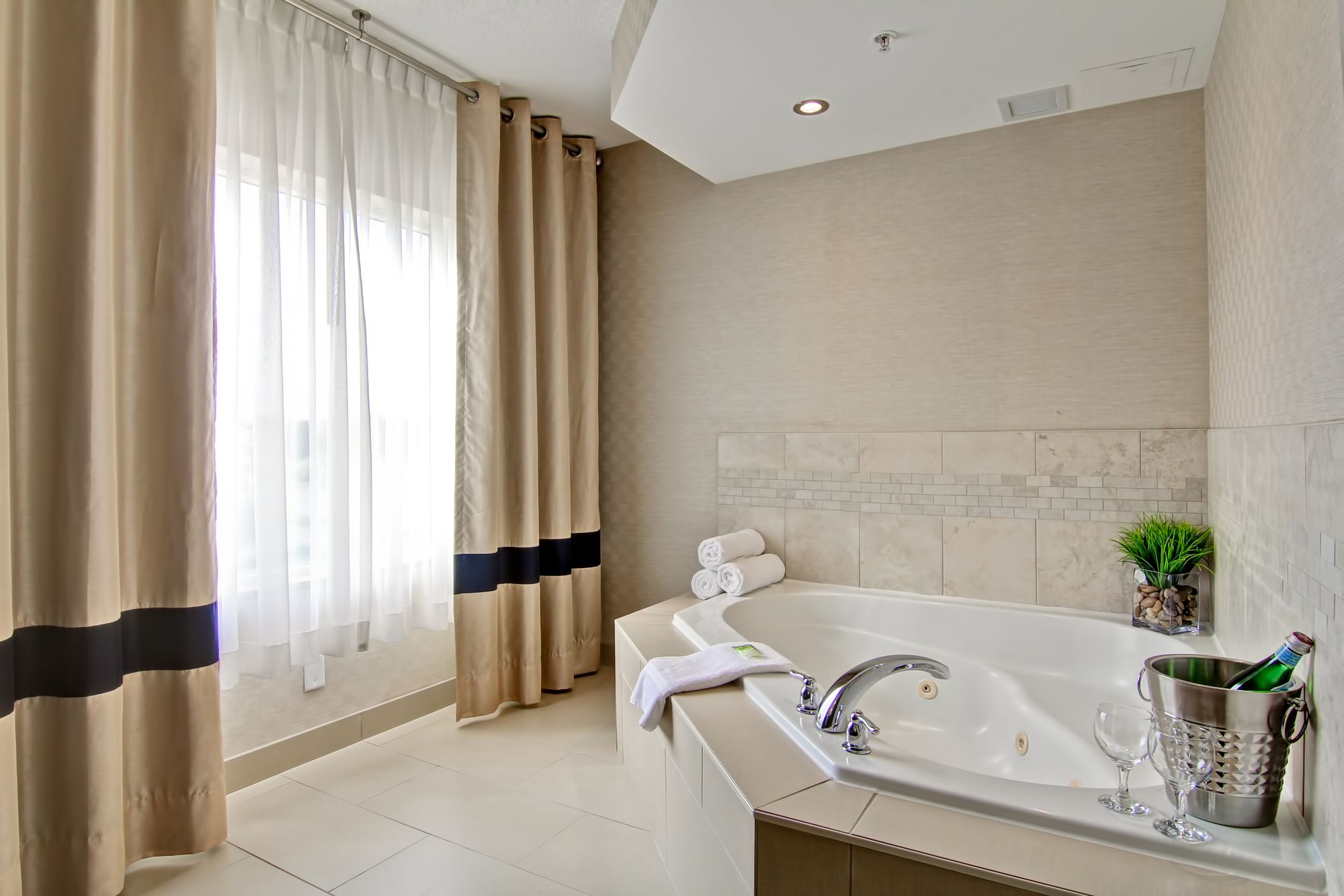 Фото Holiday Inn Express Hotel & Suites Toronto - Markham, an Ihg Hotel