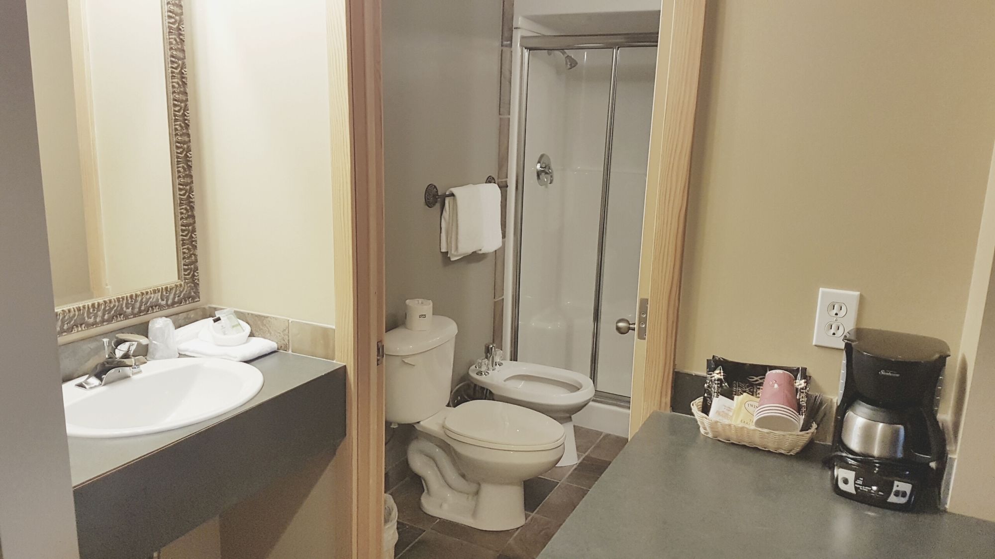 Фото Rundle Mountain Lodge