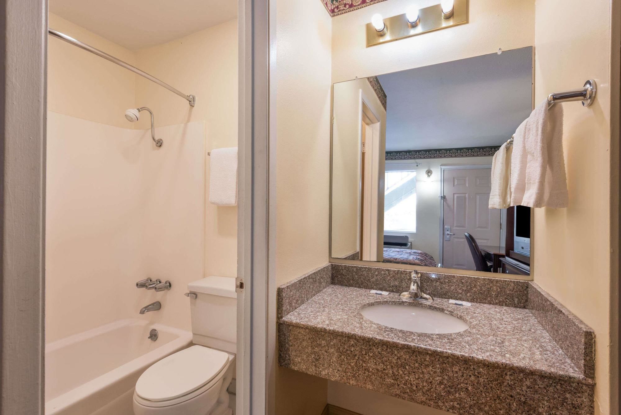 Фото Econo Lodge Waco North I-35