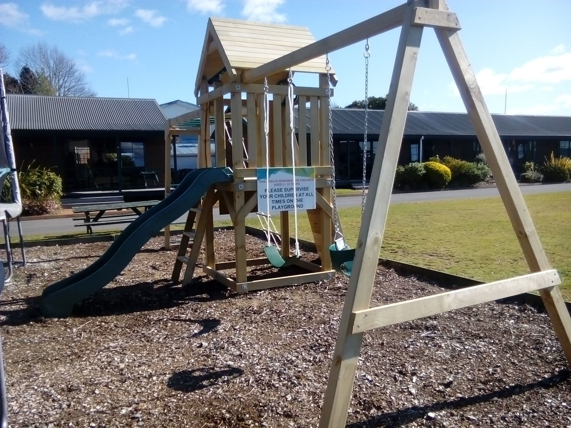 Фото Cedarwood Lakeside Motel & Conference Venue