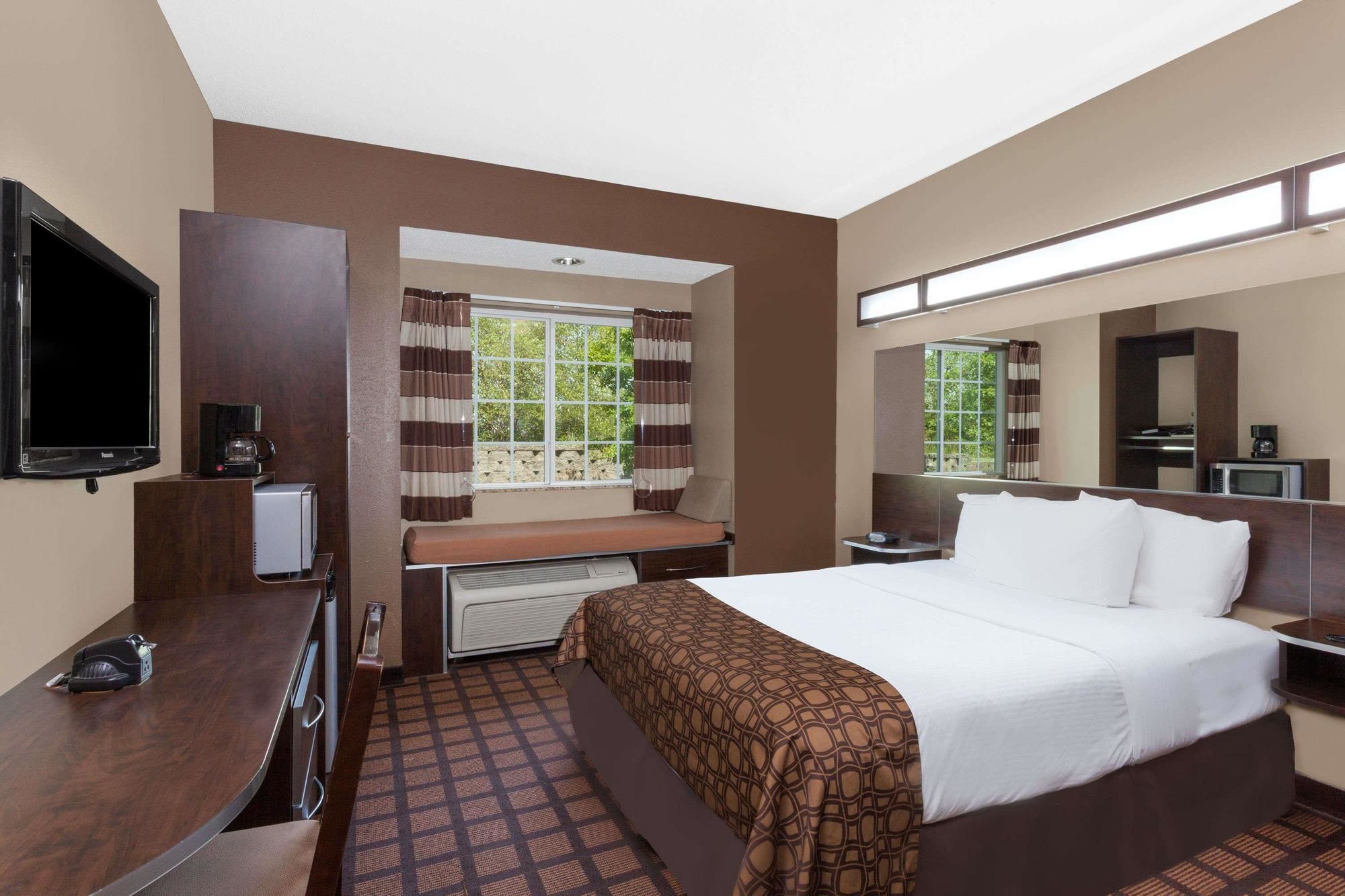Фото Microtel Inn & Suites by Wyndham Columbia/At Fort Jackson