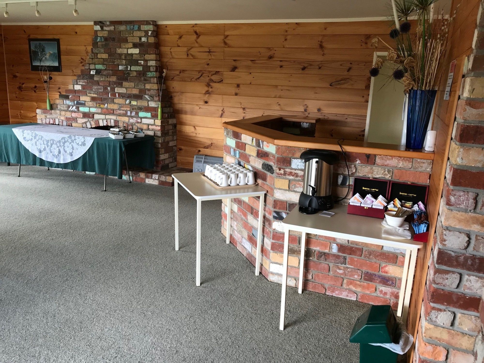 Фото Cedarwood Lakeside Motel & Conference Venue